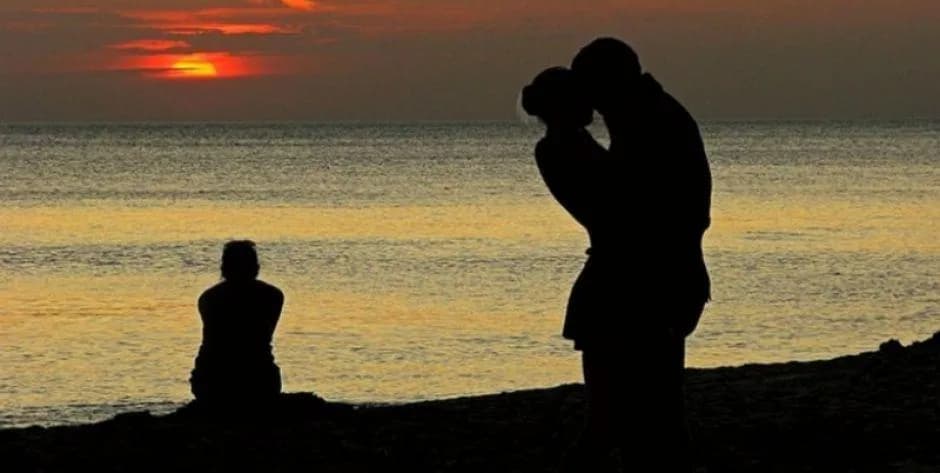 Czy dziewczyna tęskni po rozstaniu? Odkryj, co czuje po zakończeniu związku